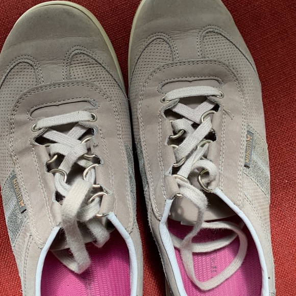 Mephisto Runoff Sneakers, woman’s size 7.5, beige leather and suede. - Picture 8 of 9